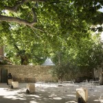 Terrasse ombragée du Mas Merlet à Nîmes