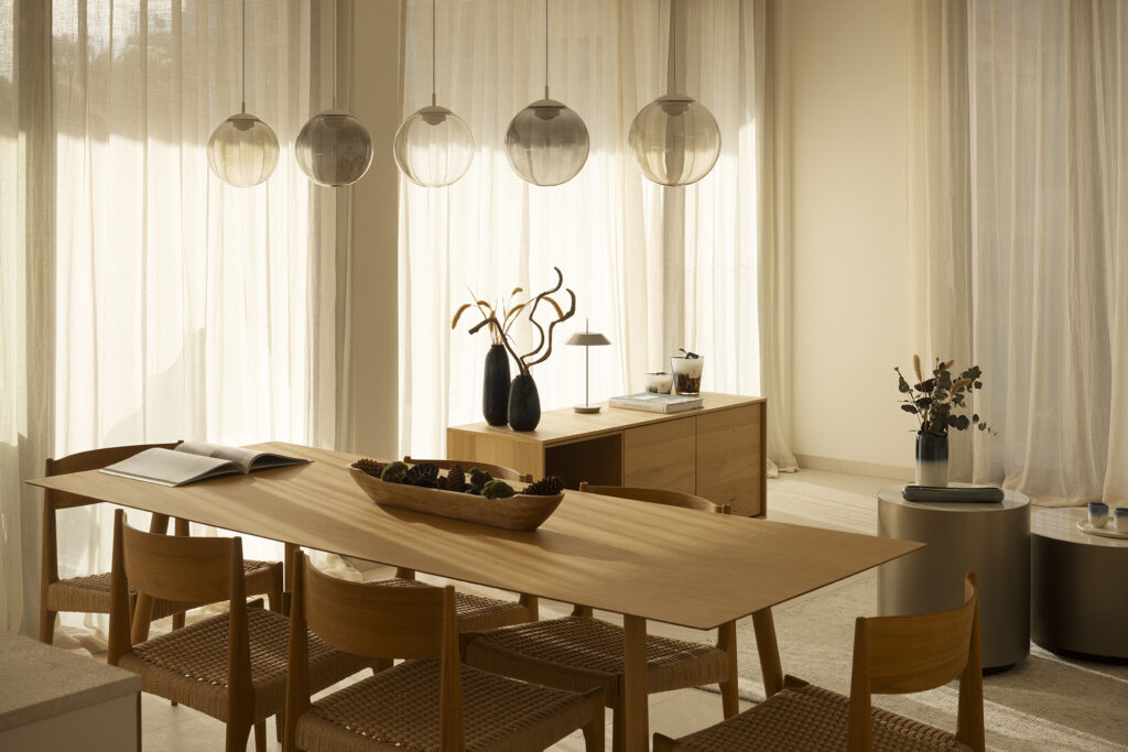 Comedor Saridakis Mallorca – interiorismo madera hora dorada, Atelier by Edificam, fotografía Marie-Caroline Lucat