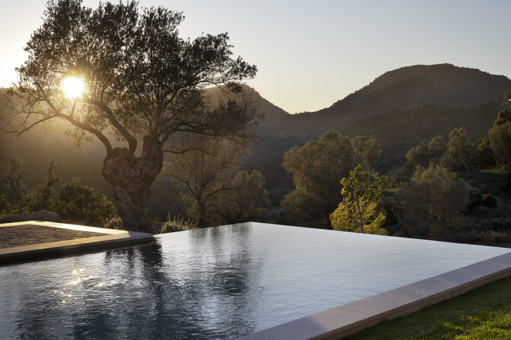 Piscina privada Finca Na Fatima Mallorca – jardín mediterráneo olivos almendros Serra de Tramuntana, foto Marie-Caroline Lucat