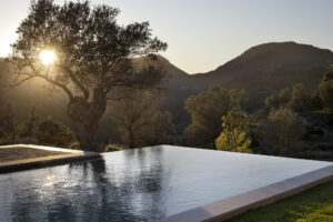 Piscina privada Finca Na Fatima Mallorca – jardín mediterráneo olivos almendros Serra de Tramuntana, foto Marie-Caroline Lucat